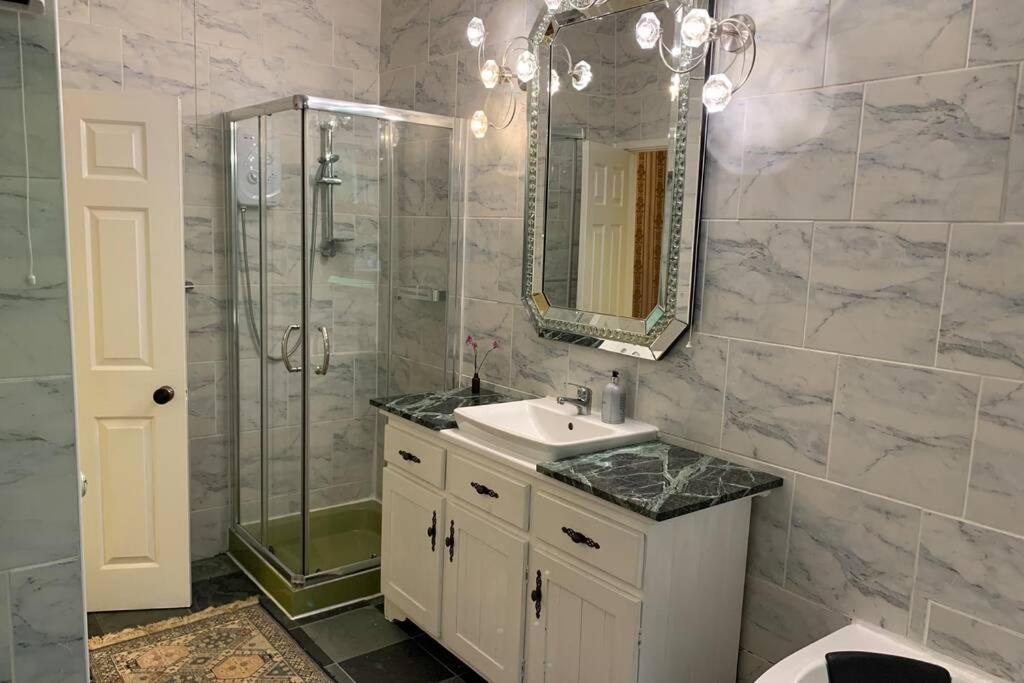Luxurious Apartment In Historic Mansion - Sleeps 7 Ladock Exteriör bild