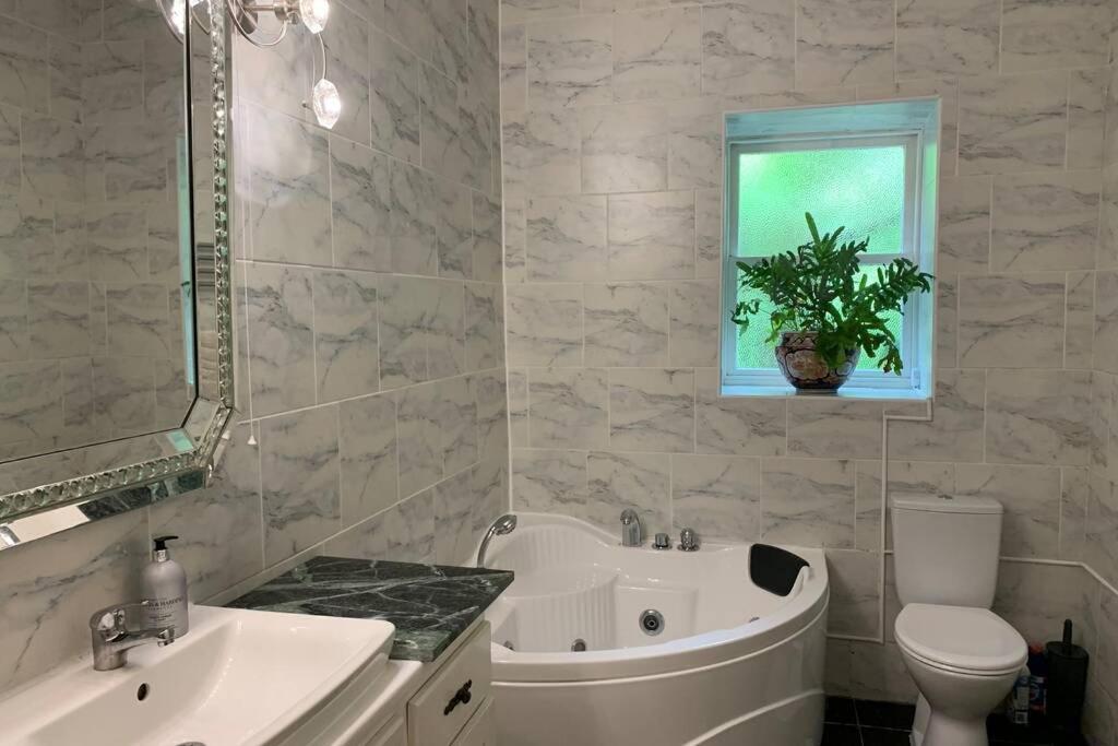 Luxurious Apartment In Historic Mansion - Sleeps 7 Ladock Exteriör bild